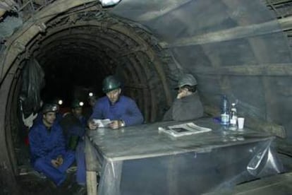 Los mineros encerrados desde el sábado en un pozo de Torre del Bierzo.