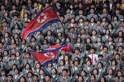 El público norcoreano apoya a su equipo de fútbol femenino durante el partido contra el equipo surcoreano que se ha disputado durante la Asian Cup, en Pyongyang (Corea del Norte).