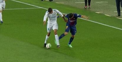 Luis Suárez le roba el balón a Varane.