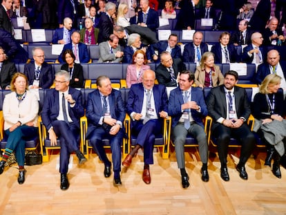 El presidente de los empresarios valencianos, Vicente Boluda, y el presidente de Mercadona, Juan Roig, esta mañana entre el secretario de Estado de Transportes, David Lucas, y el presidente de la CEOE, Antonio Garamendi.