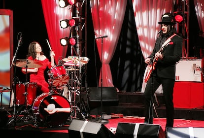 Meg y Jack White en una actuación de The White Stripes en 'The Daily Show With Jon Stewart', el 1 de diciembre de 2005 en Nueva York.