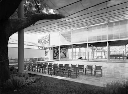 Patio del Pabellón Español en la Feria de 1937, con el 'Guernica' de Picasso al fondo a la izquierda.