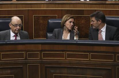 Los ministros de Hacienda, Crist&oacute;bal Montoro, de Defensa, Mar&iacute;a Dolores de Cospedal, y de Justicia, Rafael Catal&aacute;, durante el pleno celebrado hoy en el Congreso de los Diputados donde se debaten las propuestas de resoluci&oacute;n presentadas sobre la Memoria del CGPJ y los tribunales de justicia del a&ntilde;o 2015.