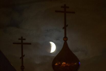 O eclipse lunar visto na cidade de Moscou (Rússia).