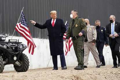 El mandatario habló sobre el proceso de juicio político en su contra: "Cuidado, el 'impeachment' solo produce más ira y peligro para nuestro país". En la imagen, Donald Trump recorre tramos de la construcción del muro en El Álamo.