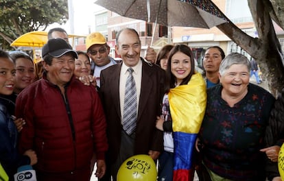 Los familiares de Egan Bernal celebran junto a los fanáticos el triunfo del colombiano en Zipaquirá (Colombia), el 28 de julio. "Es sorprendente en el caso de Egan, un deportista con 22 años de edad, que tenga la madurez para soportar la presión y ser el campeón del Tour", agregó Fabio Parra.