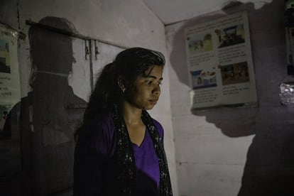 <p>Hace solo dos años, Maheshwori Nepali respondía las preguntas que le hacían ante la sospecha de que se trataba de una víctima del tráfico de personas. Sus interrogadores querían saber si la había vendido un conocido habitante de su pueblo que había ofrecido a su familia encontrarle un trabajo en India. Actualmente, Nepali trabaja como vigilante de frontera intentando interceptar y evitar que las víctimas del tráfico sean llevadas a India a través de la ciudad fronteriza de Bhairahawa, en Nepal, o sean tentadas para que crucen ellas mismas. </p>  <p>Maheshwori utiliza su propia experiencia para identificar a posibles víctimas. En su nuevo trabajo en 3 Angels Nepal, la ONG anti tráfico de personas que la rescató a ella, busca a niñas demasiado bien vestidas. Esto es algo que los traficantes suelen hacer para ganarse la confianza de sus víctimas. Otro indicio significativo son las niñas que caminan torpemente con zapatos nuevos, ya que es probable que sea la primera vez que calzan algo que no sean chancletas. </p>  <p>Las niñas que, como ella, proceden de familias desfavorecidas, son las más vulnerables. Maheshwori pertenece a la comunidad dalit, la más baja de las castas hinduístas. Aunque la discriminación por razón de la casta está oficialmente prohibida en Nepal, sigue teniendo influencia en todas las facetas de la sociedad. Esto ha obligado a muchos miembros de las castas inferiores a buscar una vida diferente lejos de su hogar. </p>  <p>Según información de la policía nepalí citada en un informe de Unicef Nepal, desde mediados de 2015 hasta mediados de 2016, 1.630 mujeres y niñas fueron rescatadas por la policía solo en los puestos de control del tráfico de personas de las zonas de frontera. Las organizaciones contra la trata dirigen sus propios puestos a lo largo de la frontera para suplir la escasez de estaciones oficiales, y trabajan en coordinación con la policía en los casos en los que se identifica también al traficante y cuando es necesaria la intervención policial. Las cifras de rescatados que presentan las ONG son muy superiores. Según 3 Angels Nepal, sus puestos a lo largo de los 1.758 kilómetros de frontera impiden cada día que una media de 12 niñas sean víctima del tráfico, y sostiene que interceptar el traslado es el método de rescate más eficaz. </p>