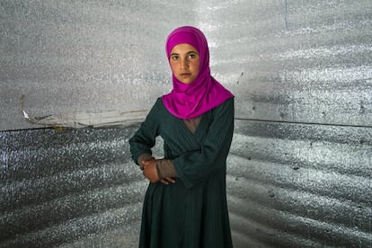 Amal abandonó la ciudad sitiada de Homs en Siria, con siete años y buscó refugio en el Líbano. Es una niña tranquila, pero llora muy a menudo cuando se acuerda de su abuela, que tuvo que permanecer en Homs. La guerra en Siria dura ya casi nueve años y en Líbano, alrededor de un cuarto de su población es refugiada de origen sirio.