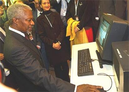 El secretario general de la ONU, Kofi Annan, envía correos electrónicos en la cumbre de Ginebra.