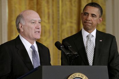 Obama presenta a su nuevo jefe de Gabinete, William Daley, este jueves en la Casa Blanca.