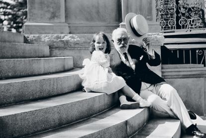 Frick con su nieta Adelaide, en 1919, en el exterior de su casa de verano en Massachusetts.