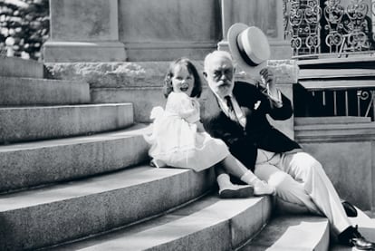 Frick con su nieta Adelaide, en 1919, en el exterior de su casa de verano en Massachusetts.