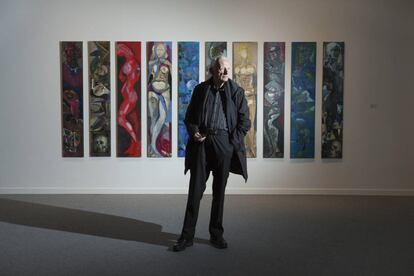 Håkon Bleken junto a su obra.