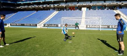 Roberto trata de detener un penalti a un niño durante una de las actividades lúdicas programadas por el Espanyol durante las pasadas fiestas.