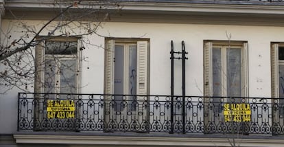 Una oficina con carteles que indican que está en alquiler