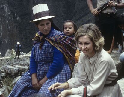 La reina Sofía observa a una mujer con su bebé durante un descanso en la subida al Machu Pichu durante un viaje oficial de los Reyes a Perú, en 1978.