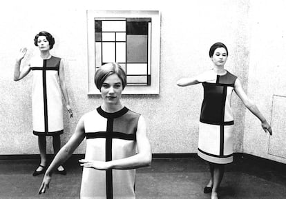 Tres mujeres lucen diseños de la coluección de otoño de 1965 de Yves Saint Laurent.