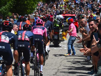 Egan Bernal y sus Ineos tiran del pelotón entre la multitud a la salida de Florencia.