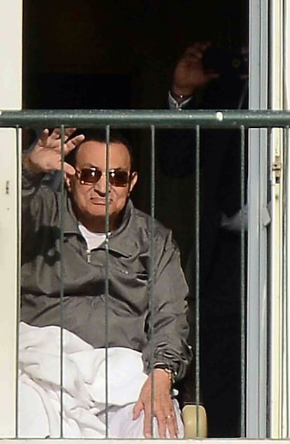 El expresidente Hosni Mubarak saluda a los manifestantes tras conocerse su absolución por la muerte de manifestantes en la revolución de 2011. El ex dictador había sido ya condenado a cadena perpetua por estos mismos cargos en 2012, pero un tribunal de casación declaró nulo el proceso y ordenó su repetición.
