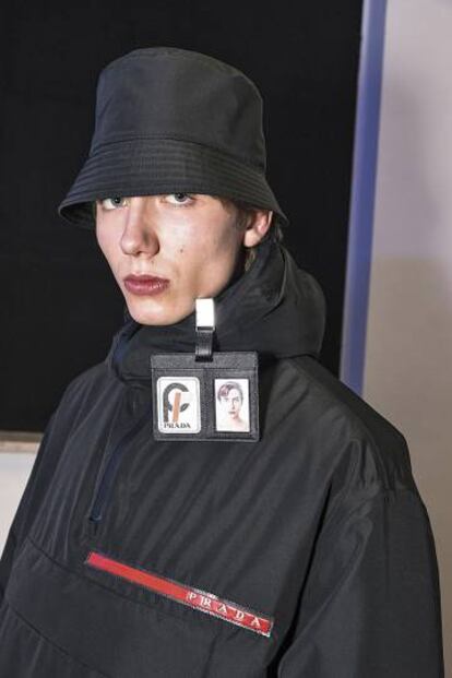 Linea Rossa de pies a cabeza en el ‘backstage’ del desfile de Prada de otoño/invierno 2018.