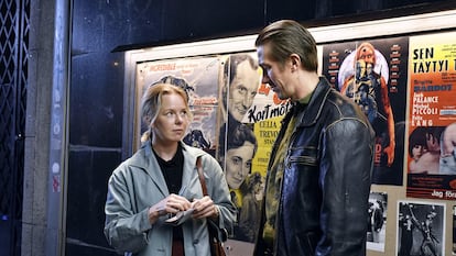 Alma Pöysti como Ansa y Jussi Vatanen como Holappa, en 'Hojas De Otoño' (dir. Kaurismäki, 2023).