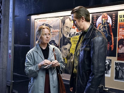 Alma Pöysti as Ansa and Jussi Vatanen in ‘Fallen Leaves’ (dir. Kaurismäki, 2023).