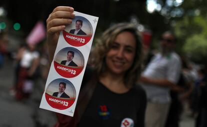 Apoiadora exibe propaganda de Haddad. 