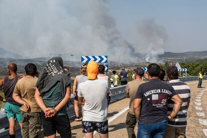 Los vecinos de Jaraicejo, en Cáceres, observaban cómo progresaba el incendio que ponía en riesgo el Parque Natural de Monfragüe.
