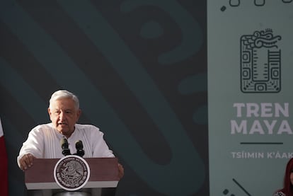 El precio de los boletos va de 1.166 a 1.862 pesos (de 68 a 108 dólares) y todavía no hay descuentos para nacionales. Sobre el costo, López Obrador ha dicho que va a mantener siempre, “aunque sea un poquito”, por debajo de los que cuesta el autobús para ese mismo trayecto, que es de mínimo 1.200 pesos. En la imagen, Andrés Manuel López Obrador durante la inauguración de este viernes.