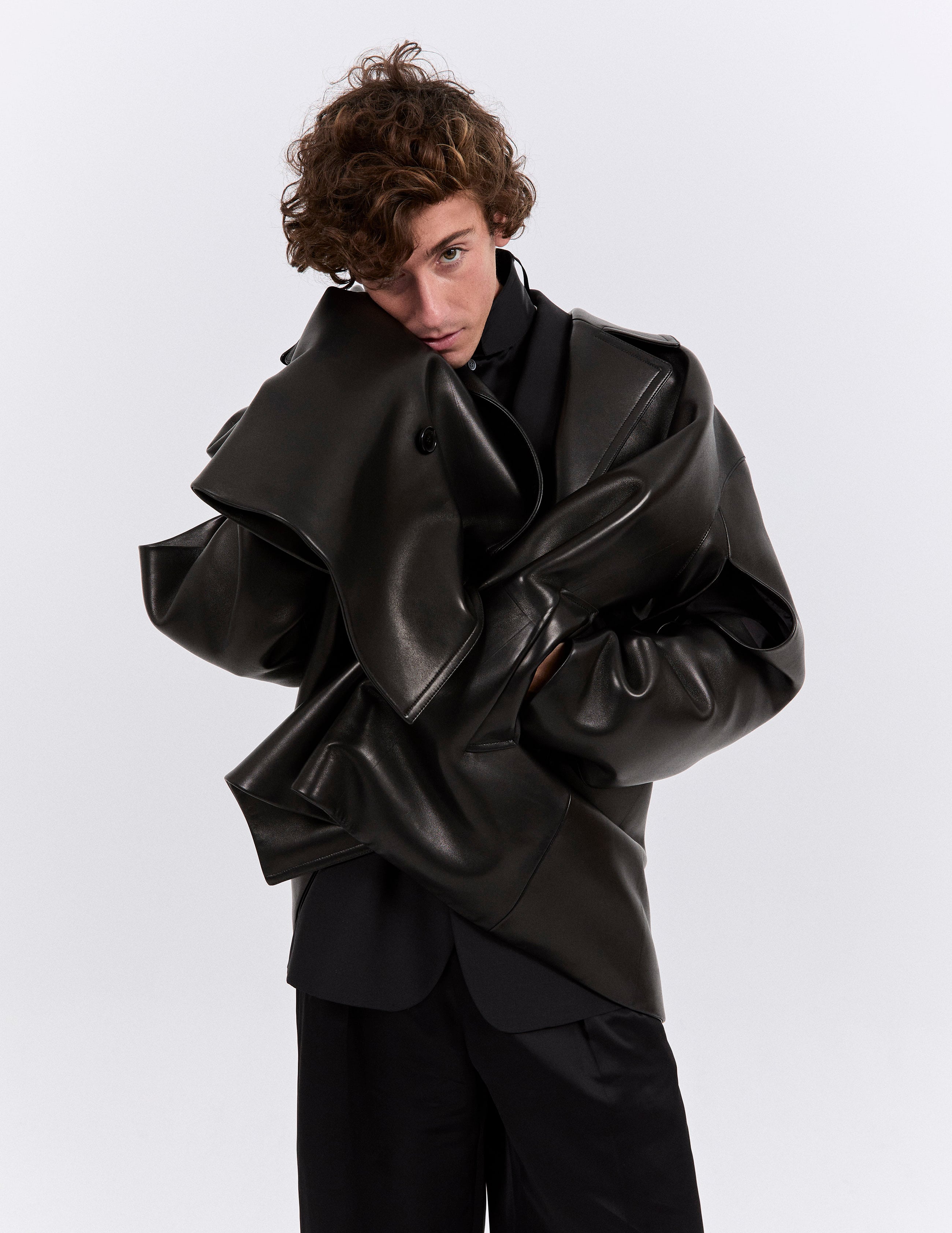 El músico de Benicàssim viste chaqueta y pantalón Loewe.