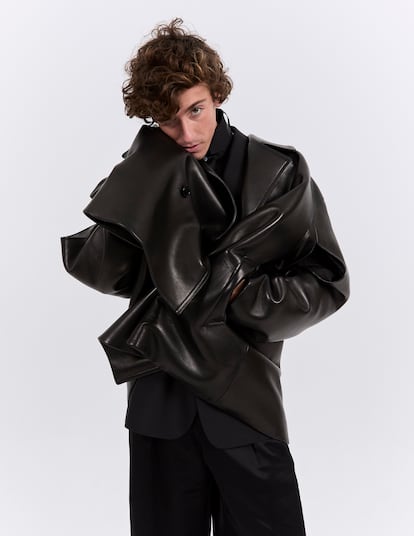 El músico de Benicàssim viste chaqueta y pantalón Loewe.