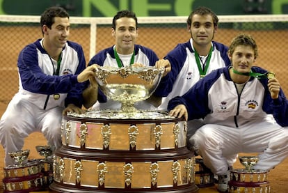 De izquierda a derecha: Costa, Corretja, Balcells y Ferrero junto a la Copa Davis conquistada hace diez años en el Palau Sant Jordi.