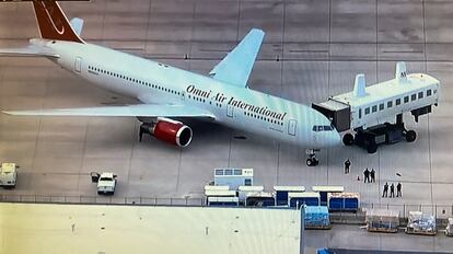 Un avión que lleva a los presos políticos nicaragüenses al llegar al aeropuerto internacional de Dulles, a las afueras de Washington D. C., este jueves.