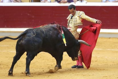 Iván Fandiño ejecuta una bernadina en la pasada feria de Logroño.