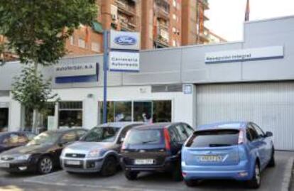 Vista de un concesionario de ventas de vehículos de la marca Ford en Madrid. EFE/Archivo