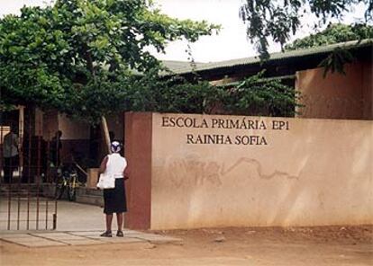 Entrada a la Escuela Primaria Reina Sofía, en Maputo, regentada por los salesianos.