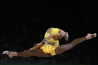 La sudafricana Grace Legote compite en la ronda final e individual de gimnasia rítmica durante los Juegos de la Commonwealth en Gold Coast (Australia).