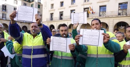 Protesta de los trabajadores de la empresa de limpieza y residuos ante el Ayuntamiento de Alicante.