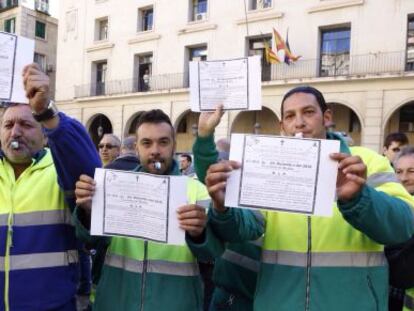 Protesta de los trabajadores de la empresa de limpieza y residuos ante el Ayuntamiento de Alicante.