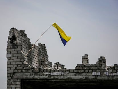 A Ukrainian national flag is seen, amid Russia's attack on Ukraine, near the front line in the newly liberated village Neskuchne in Donetsk region, Ukraine June 13, 2023. REUTERS/Oleksandr Ratushniak