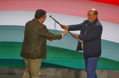Andoni Ortuzar (derecha) entrega el bastón de mando a Aitor Esteban tras su elección como presidente del PNV en la asamblea celebrada este domingo en San Sebastián.