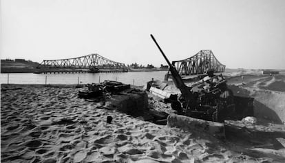 Dos soldats al canal de Suez durant la Guerra dels Sis Dies.