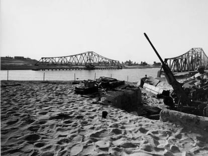Dos soldats al canal de Suez durant la Guerra dels Sis Dies.