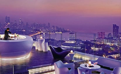 Desde el bar al aire libre que ocupa la azotea, en la planta 34 del hotel Four Seasons de Mumbai (Bombay), se divisa toda la bahía que marca la fisionomía (y según algunos, el nombre) de la ciudad india. Abre todos los días de 17.30 a medianoche. Los huéspedes tienen entrada libre cualquier día de la semana, no así quiernes no se alojen en el hotel, que tienen que pagar una entrada de 37 euros las noches de los viernes y sábados.