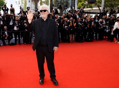 Cannes se vistió ayer de largo para acoger la gala de inauguración de la 74 edición del festival de cine, a la que asistió el director Pedro Almodóvar, encargado de entregar la Palma de Oro de Honor a la actriz, directora y productora Jodie Foster.