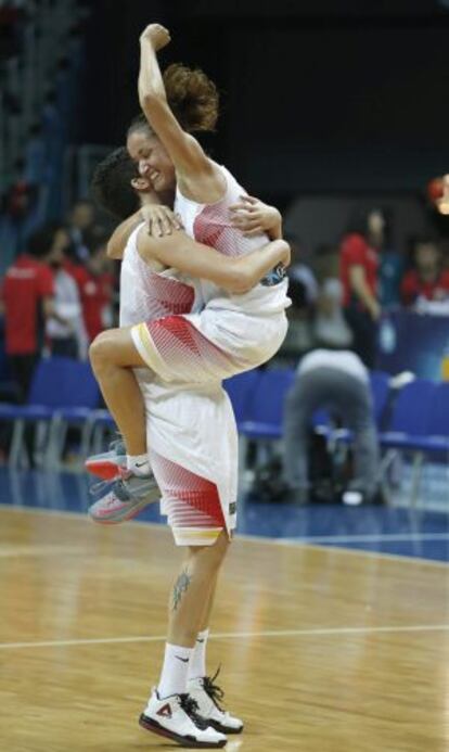 Laia Palau y Laura Nicholls celebran su triunfo.