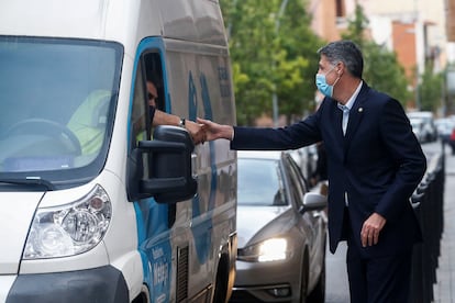 Albiol saluda a un vecino tras la visita a la sed de Cáritas en el barrio de Bufalà de Badalona.