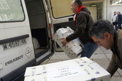Agentes de la polic&iacute;a se llevan material del Ayuntamiento de Ferrol