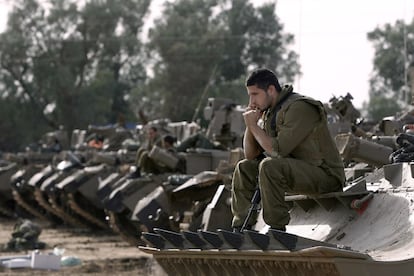 Un soldado israelí, sentado en un tanque estacionado en la frontera entre Gaza e Israel.