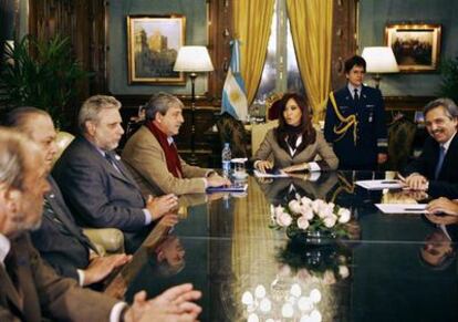 La presidenta de Argentina, Cristina Fernández de Kirchner, recibe, junto al jefe del gabinete de ministros, Alberto Fernández (d), a los representantes de las cuatro entidades que agrupan a los productores agropecuarios del país